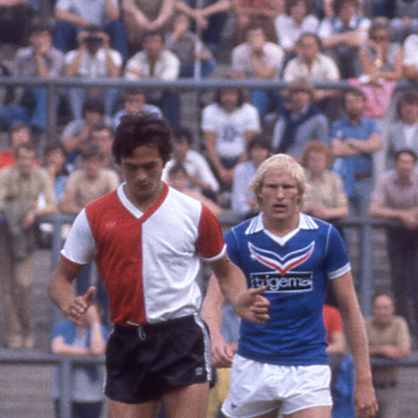 Rolf Rüssmann blickt als Spieler des FC Schalke 04 im vollbesetzten Parkstadion einem Spieler von Feyernoord Rotterdam, der den Ball am Fuß hat, hinterher.