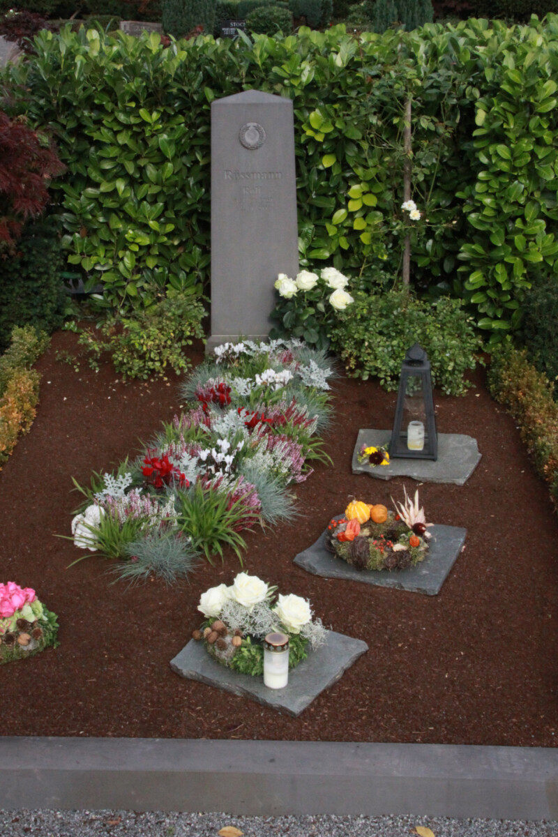 Ansicht der Grabstätte von Rolf Rüssmann. Der Grabstein ist ein Obelisk.