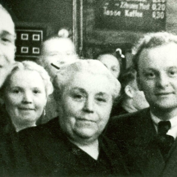 Ernst Kuzorra, Henriette Thiemeyer und Ötte Tibulsky stehen bei einer Meisterfeier des FC Schalke 04 vor der Kaiserhalle am Schalker Markt und schauen in die Kamera.