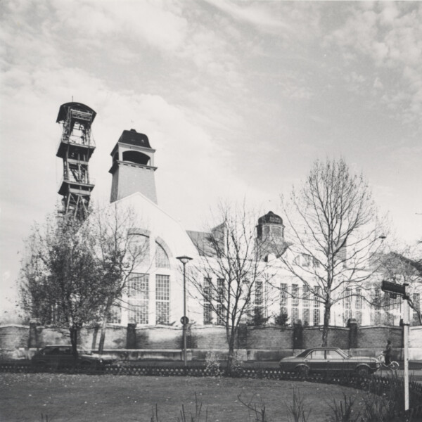 Außenansicht der Zeche Consolidation 8 in der Gelsenkirchener-Feldmark. Hinter dem Maschinenhaus im Jugendstil ist das Fördergerüst zu erkennen.