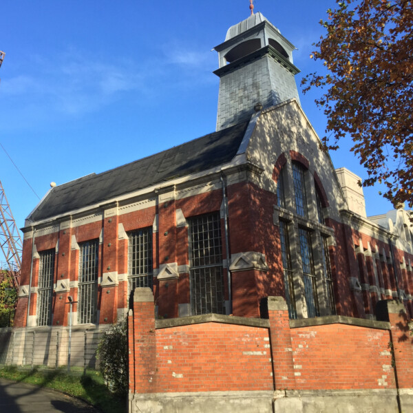 Heutige Ansicht der verbliebenen Anlagen der Zeche Consolidation 8 in der Gelsenkirchener Feldmark. Das Maschinenhaus ist in gutem Zustand. Das Fördergerüst daneben allerdings schon leicht verwittert.