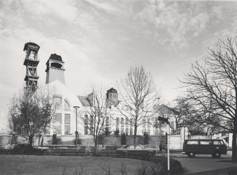 Außenansicht der Zeche Consolidation 8 in der Gelsenkirchener-Feldmark. Hinter dem Maschinenhaus im Jugendstil ist das Fördergerüst zu erkennen.