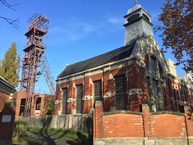 Heutige Ansicht der verbliebenen Anlagen der Zeche Consolidation 8 in der Gelsenkirchener Feldmark. Das Maschinenhaus ist in gutem Zustand. Das Fördergerüst daneben allerdings schon leicht verwittert.