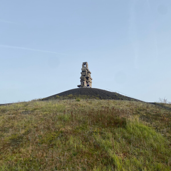 Ansicht der Himmelstreppe, einer Steinskulptur auf der Spitze der Halde Rheinelbe.