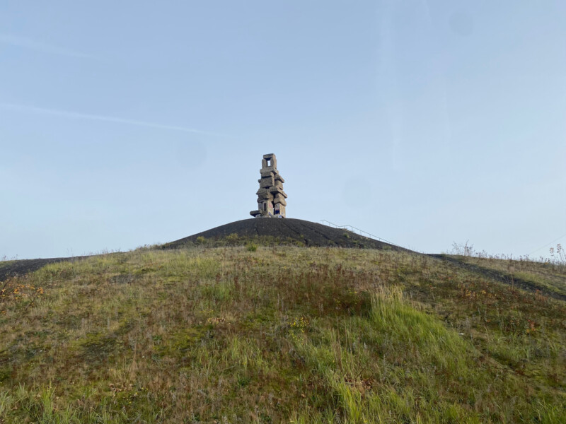 Ansicht der Himmelstreppe, einer Steinskulptur auf der Spitze der Halde Rheinelbe.