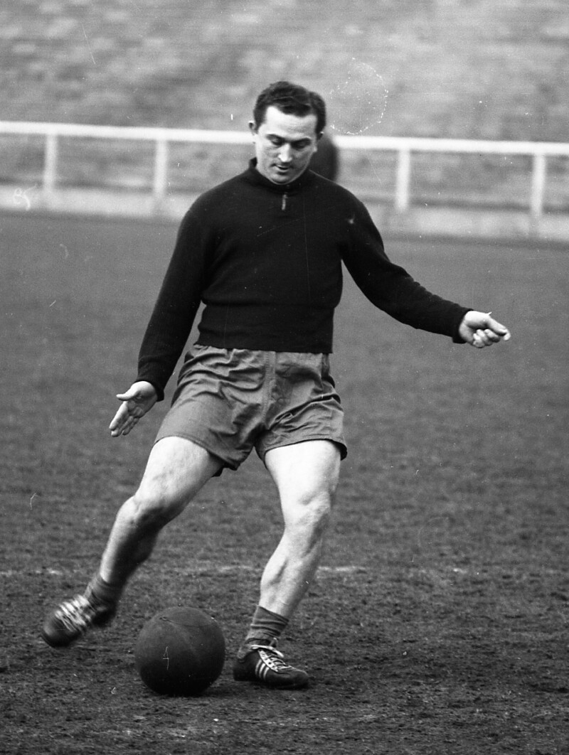 Herbert Burdenski schießt einen Ball bei einer Trainingseinheit.